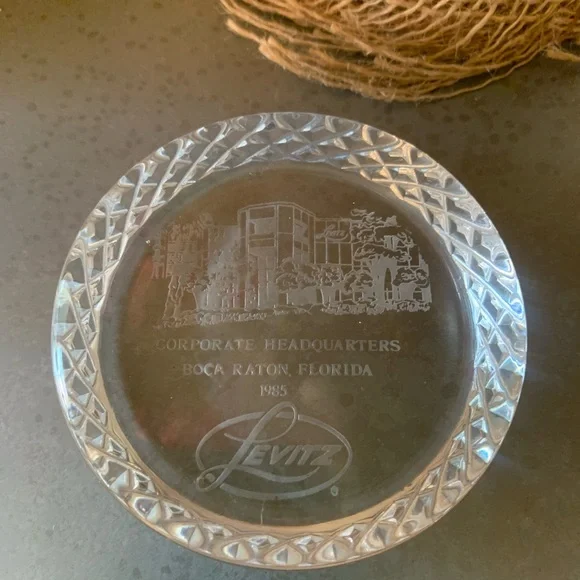 Fully HANDCRAFTED, Clarenbridge Crystal paper weight, IRELAND. Original box.